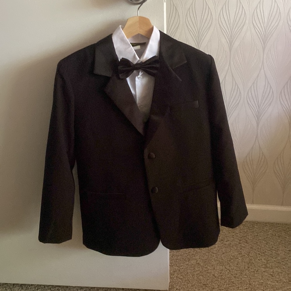 Boys tuxedo size large 12/14 like new